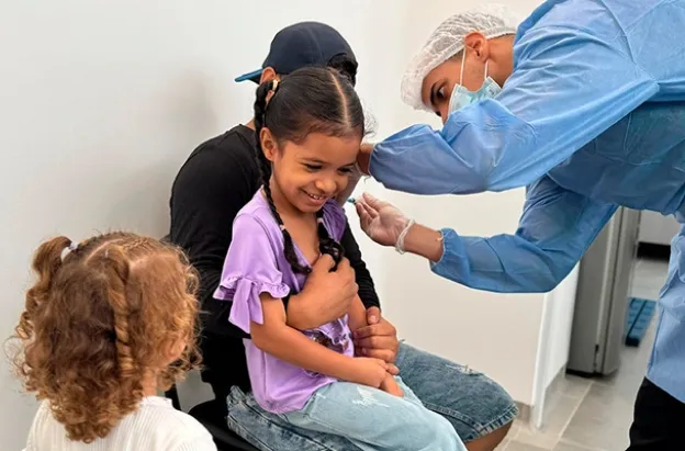 Corte Constitucional determina que la vacunación de los niños prevalece sobre la decisión de los padres