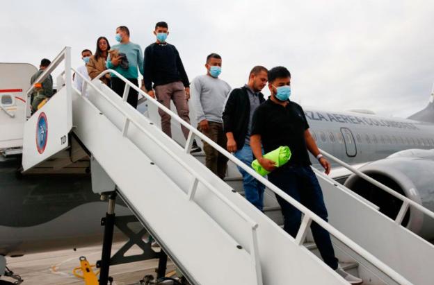 Colombianos deportados. / Foto: Fuerza Aeroespacial Colombiana.