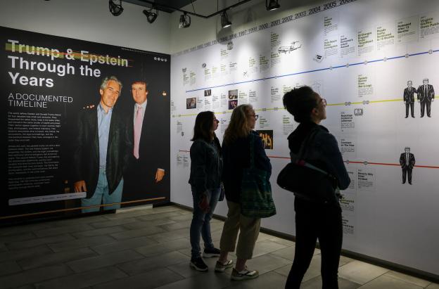 Jeffrey Epstein y Donald Trump: exhiben archivos en NY