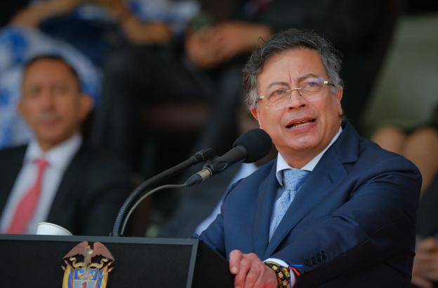 Petro advierte que militares que hagan política deben salir de la fuerza pública