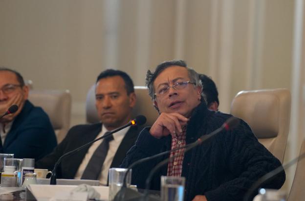 Presidente Gustavo Petro propone reforma tributaria y baja de intereses para frenar la crisis fiscal en Colombia