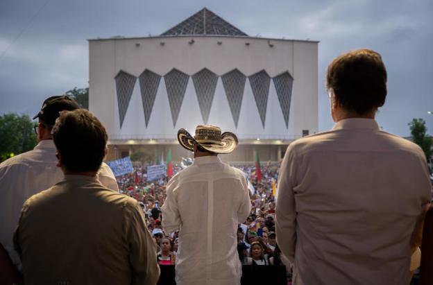 Petro denuncia relación entre bandas y poder político en Barranquilla