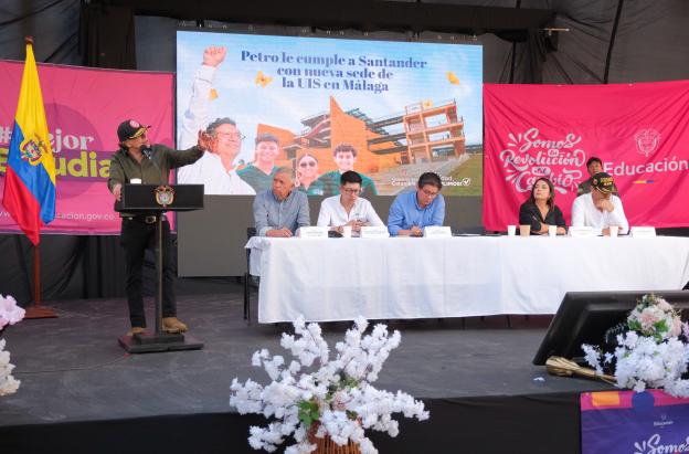 Petro entrega sede de la UIS en Málaga, Santander