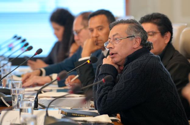 Petro ordena a la SuperFinanciera actuar contra fondos privados
