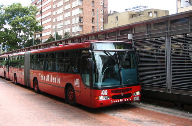 bus de transmilenio en estación del sistema