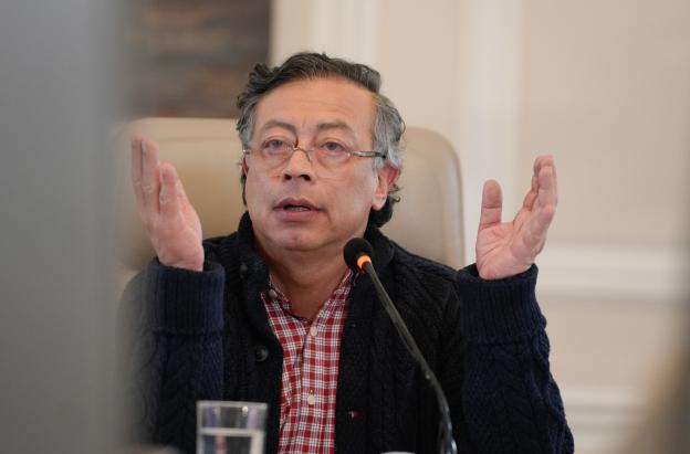 Sus bancadas pusieron en peligro la economía nacional: Petro a Uribe