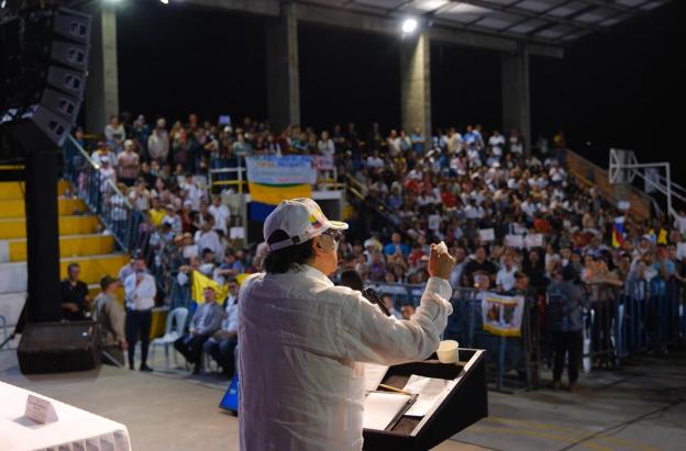 Tenemos que levantar la bandera de la vida y la paz: Petro en Cauca
