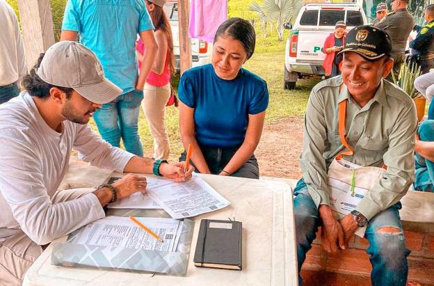 350.000 familias colombianas reciben título de propiedad bajo el gobierno del presidente Petro