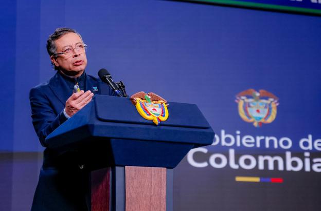 El presidente Gustavo Petro no está suspendido: expertos y dirigentes políticos desmienten versiones sobre el mandatario