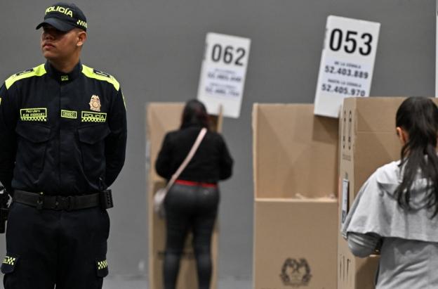 Ciencia evidencia riesgos del porte de armas. / Foto: AFP.