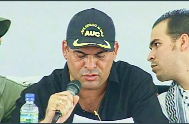 Iván Cepeda acusa a De la Espriella de financiar y recibir recursos paramilitares durante el proceso de Ralito.