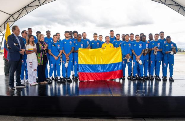 Gustavo Petro entrega camiseta selección Colombia mundial 2026
