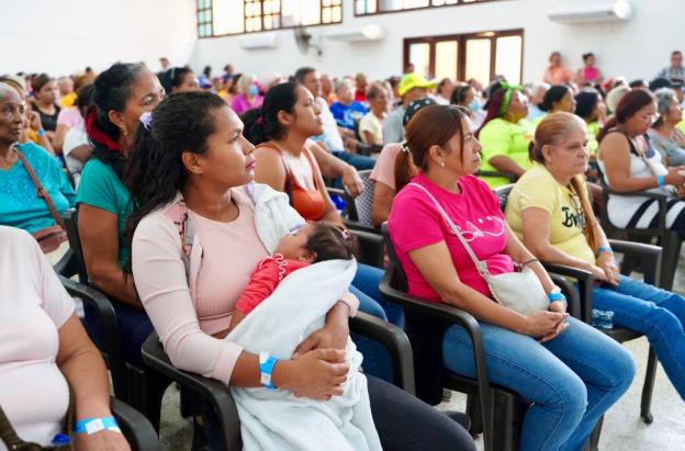 Mujeres con trabajo remunerado. / Foto: DPS.