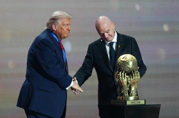 Cincuenta eurodiputados exigen a la FIFA investigar el polémico "Premio de la Paz" otorgado a Donald Trump