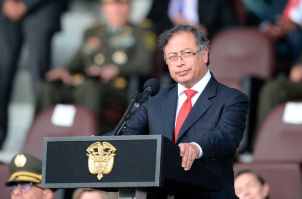 foto del presidente Gustavo Petro en atril