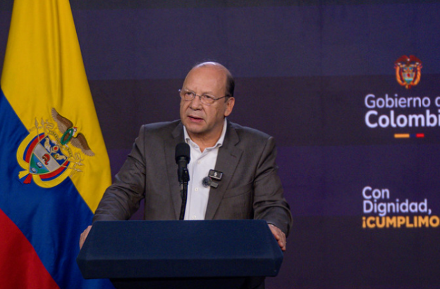 imagen en un atril, del Ministro de Hacienda y Crédito Público, Germán Ávila