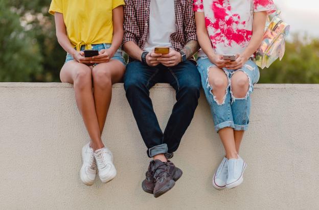 Cuando la pantalla deja de ser un juego cómo proteger a los niños y jovenes de los contenidos digitales