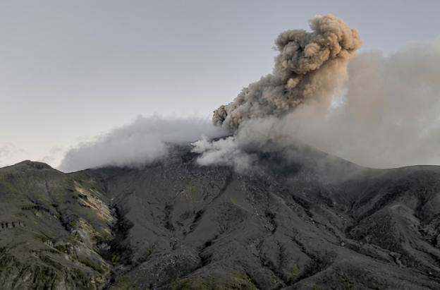 El volcán Puracé no da tregua: 472 sismos y caída de ceniza mantienen la alerta Naranja