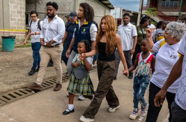 Shakira llegó a Quibdó para apoyar la reconstrucción de infraestructura educativa en Chocó. Equipo de Shakira