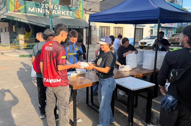 Entrega de comida a vecinos en Barrio Providencia, Pereira.