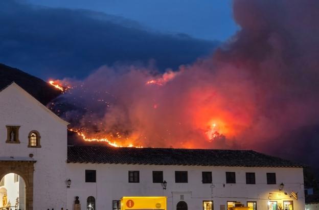 ¡Alarma en Villa de Leyva! Voraz incendio fuera de control amenaza el cerro San Marcos