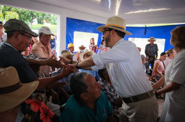 El presidente Abelardo de la Espriella destina su primer salario a dos hogares que cuidan a personas mayores