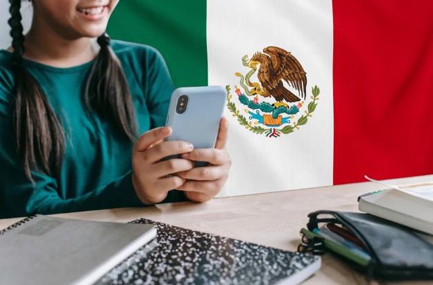 México apaga los celulares en las escuelas con una histórica medida que arranca en noviembre