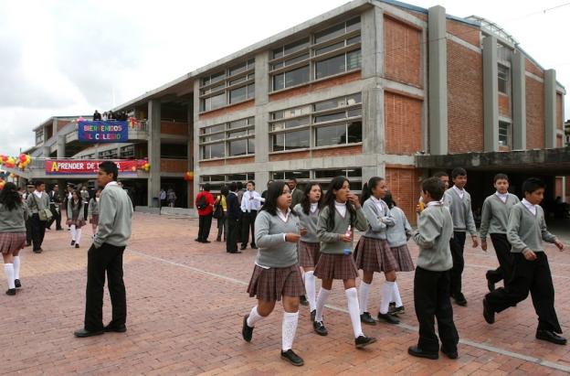 Ni en clase ni en el recreo: Bogotá alista restricciones al celular y dispositivos tecnológicos en colegios públicos