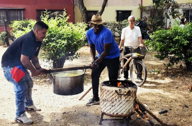 Ollas comunitarias: el fuego que no se apaga después del terremoto