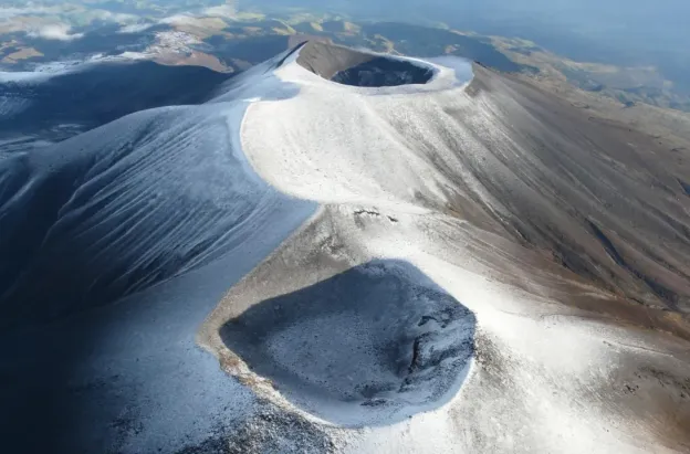 Volcán Puracé sigue en alerta naranja por sismos y columnas de ceniza