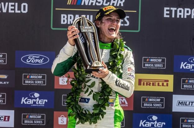 Tatiana Calderón rompe récords en Brasil: es la primera mujer en ganar en la general del NASCAR