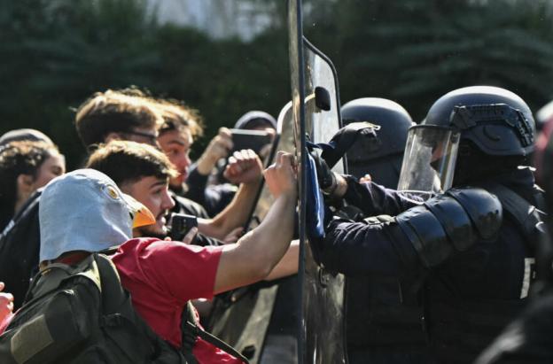 Protestas en Francia: autoridades niegan que la policía tenga órdenes de enfrentarse a estudiantes.