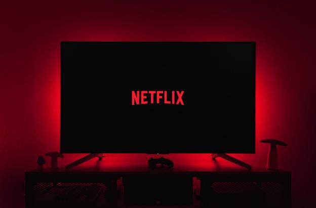 Caen acciones de Netflix en Wall Street por visualizaciones de usuarios