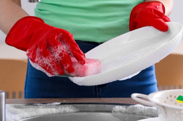 Airbnb prohíbe exigir a los huéspedes lavar los platos o sacar la basura antes de dejar el alojamiento