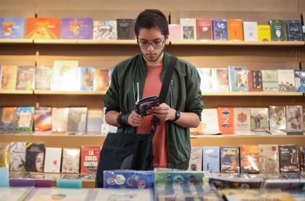 Gobierno destraba $217 millones para pagar bonos de lectura pendientes a librerías independientes