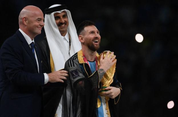 ¿Que-significa-la-tunica-que-le-pusieron-a-Messi-en-la-final-de-Qatar-2022.jpg