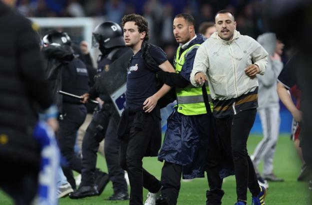 Barcelona-quedo-campeon-de-Espana-y-no-pudo-celebrar-por-invasion-del-campo.jpg