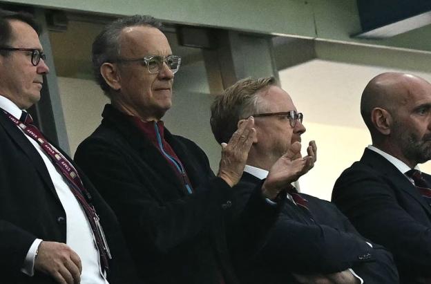 Tom-Hanks-en-Villa-Park-Aston-Villa-Jhon-Jader-Duran.jpg