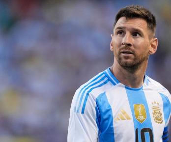 Lionel Messi pensativo con la selección de Argentina