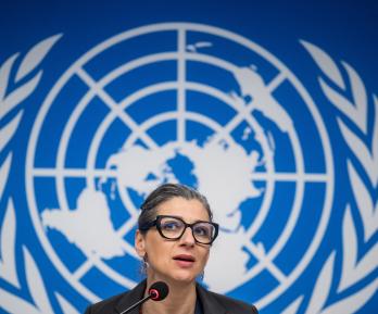 La Relatora Especial de las Naciones Unidas sobre la situación de los derechos humanos en los territorios palestinos, Francesca Albanese, habla durante una rueda de prensa en el marco de una sesión del Consejo de Derechos Humanos de la ONU, en Ginebra.