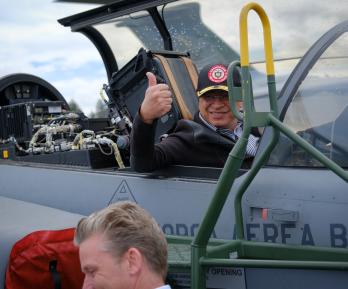 Presidente Petro en un avión Saab 39 Gripen sueco, perteneciente a la fuerza aérea brasilera