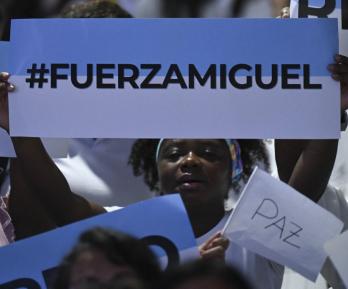 Persona con cartel en apoyo a Miguel Uribe.