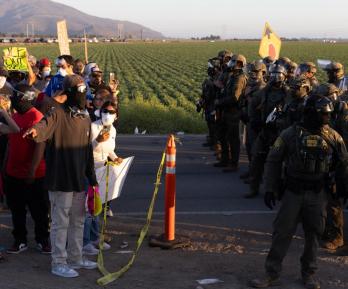 Migrantes confrontando a agentes del ICE.