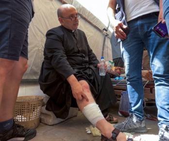 Párroco argentino resulta herido en bombardeo a la única iglesia católica de Gaza