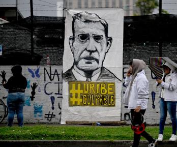 Muro con la imagen de Álvaro Uribe.