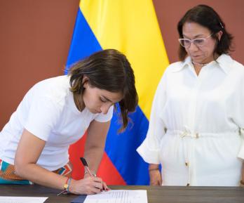 La saliente canciller Laura Sarabia posesionó a la viceministra Rosa Villavicencio. 
