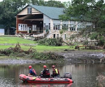 Un equipo de búsqueda y rescate busca personas a lo largo del río Guadalupe cerca de un edificio dañado en Camp Mystic en Hunt, Texas, el 7 de julio de 2025.