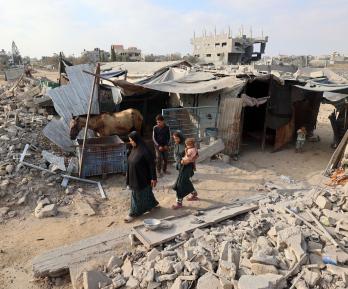 Palestinos caminan entre la destrucción causada por los ataques israelíes, en el campo de refugiados de Bureij, en el centro de la Franja de GazaEs un honor para mí viajar a Bogotá en apoyo del Grupo de La Haya y su búsqueda de la justicia y la paz -basadas en los derechos y las libertades- que un número cada vez mayor de países están finalmente adoptando tras décadas de retórica política vacía.