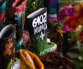 Se observa una bota durante la exposición de botas de caucho intervenidas artísticamente denominada “Mujeres con las botas en la tierra” en las oficinas de la Jurisdicción Especial de Paz (JEP) en Bogotá.