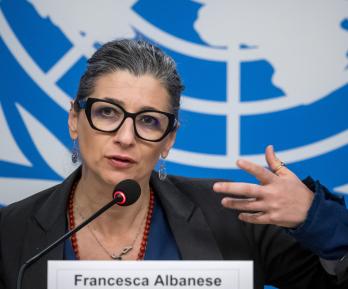 La relatora especial de la ONU sobre la situación de los derechos humanos en los territorios palestinos, Francesca Albanese, habla en una rueda de prensa durante una sesión del Consejo de Derechos Humanos de la ONU, en Ginebra.